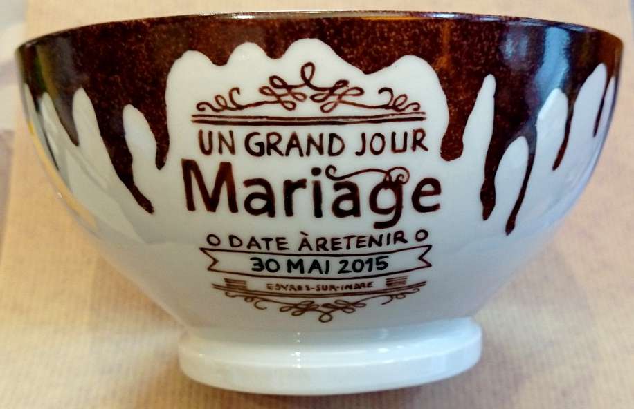 - Cadeau de mariage bol en porcelaine personnalisé d'après le faire-part de mariage.